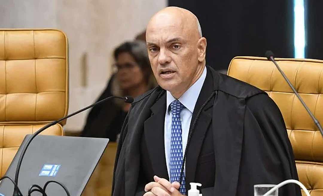 Moraes determina apreensão de armas e passaporte de Bolsonaro