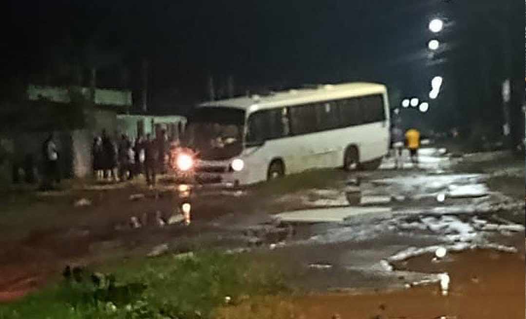 Ônibus que levava jovens para a igreja atola em rua da cidade de Boca do Acre