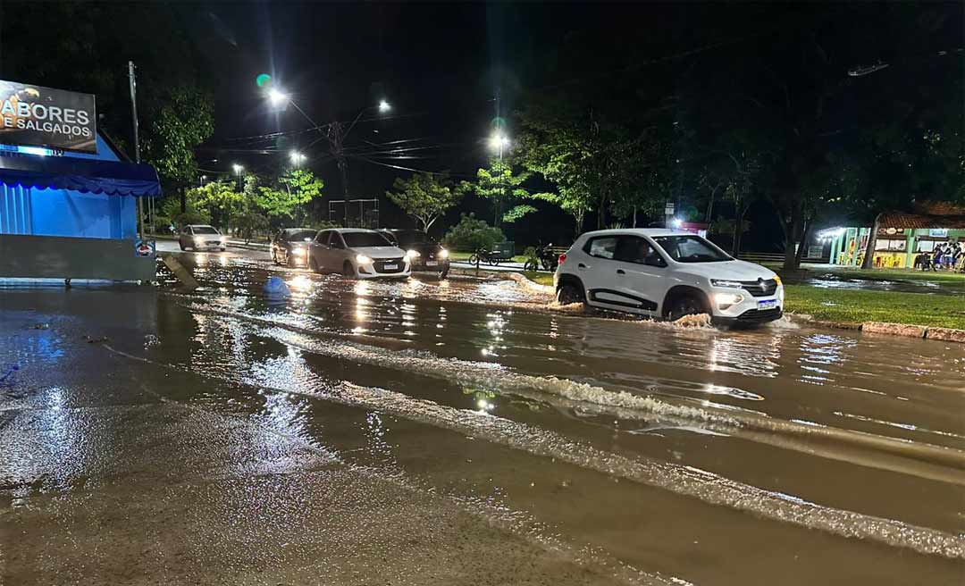 Após rápida chuva trecho próximo a rotatória da Getúlio Vargas volta a alagar e revolta dono de lanchonete