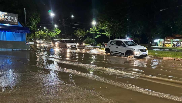 Após rápida chuva trecho próximo a rotatória da Getúlio Vargas volta a alagar e revolta dono de lanchonete