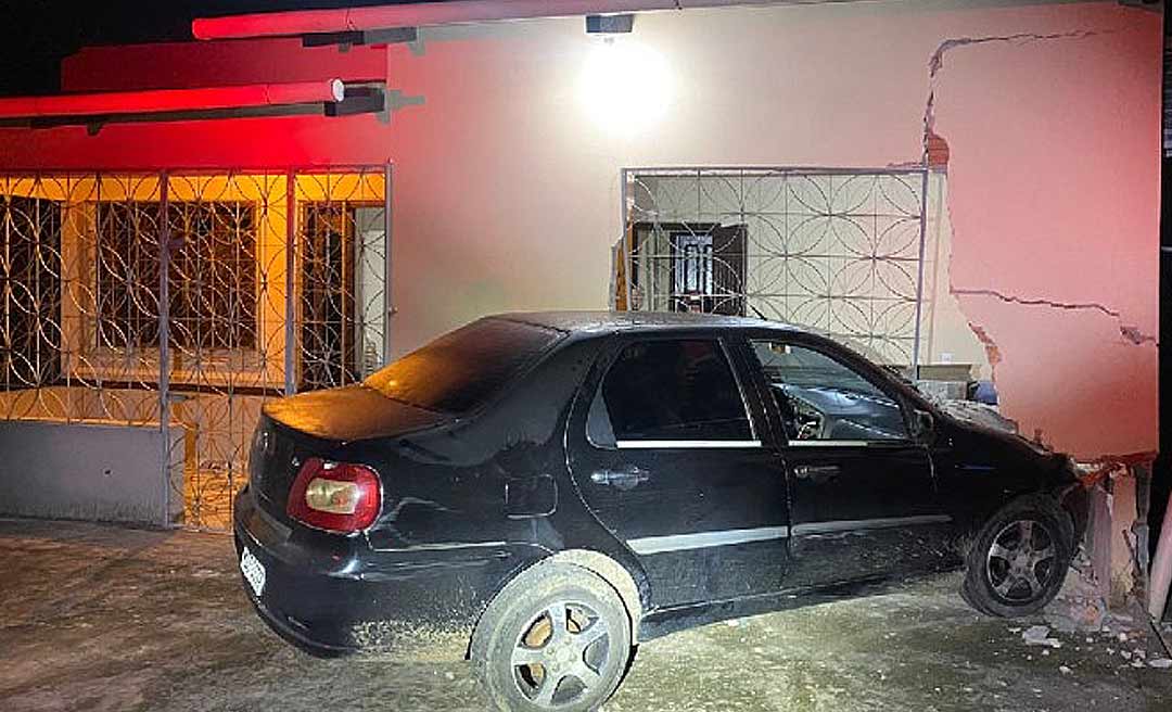 Mulher colide com carro em muro, após tentar atropelar marido em Cruzeiro do Sul