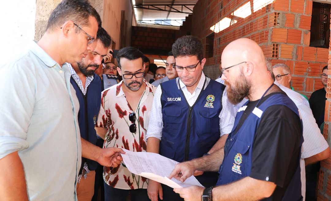 Em Sena Madureira, Gladson Cameli vistoria obras da nova ponte e do Hospital João Câncio Fernandes