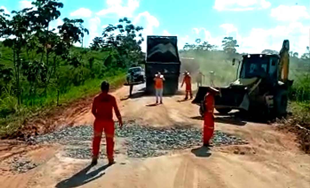 A caminho do Juruá, caminhoneiro comemora “tapamento” de buraco na BR-364