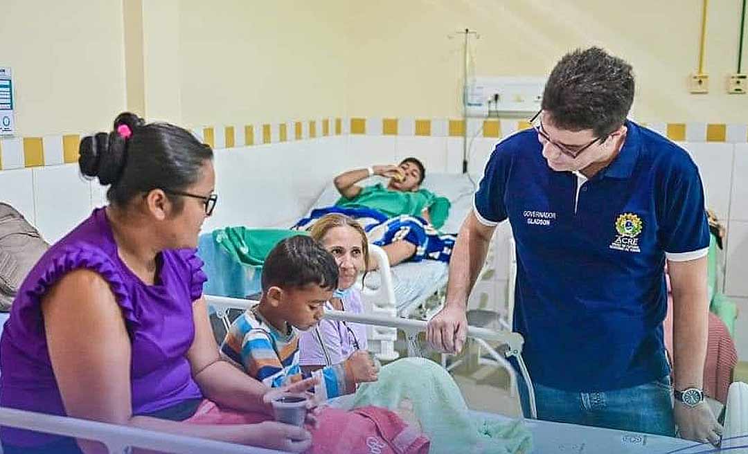 Gladson visita Fundhacre e ouve pacientes e servidores