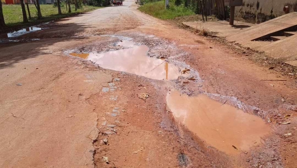 Na capital, moradores denunciam condições de avenida sem reparos mesmo com contrato assinado há quase um ano; obra inicia no verão