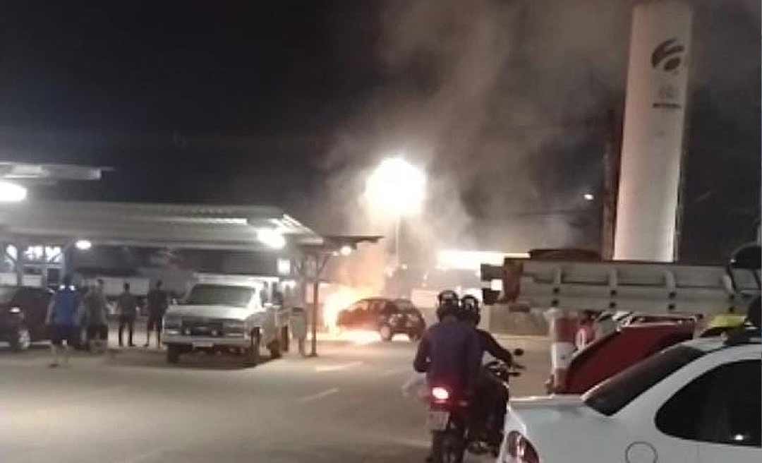 Carro pega fogo em estacionamento de loja do Araújo em Rio Branco