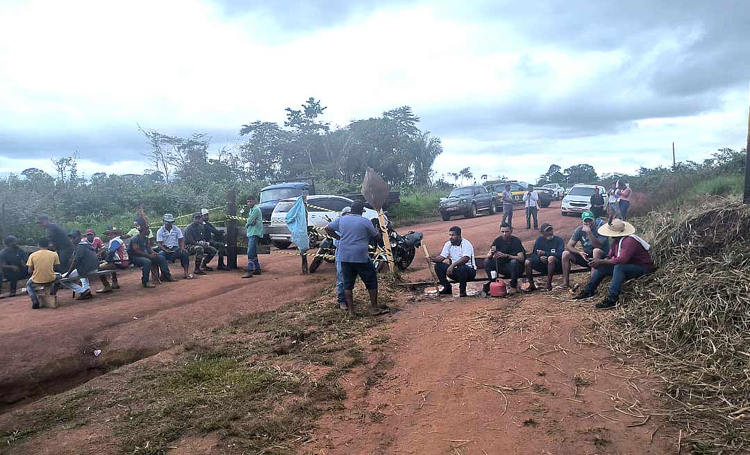 Indígenas fazem exigências e liberam tráfego parcial na estrada que liga Rio Branco a Boca do Acre