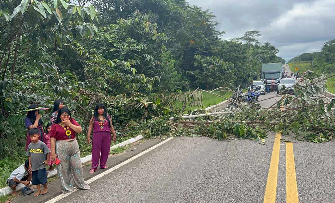 Indígenas fecham BR-364 em Cruzeiro do Sul em protesto contra Marco Temporal