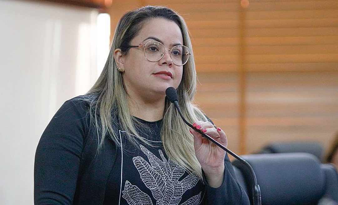 Michelle Melo comemora convocação de aprovados em concurso público