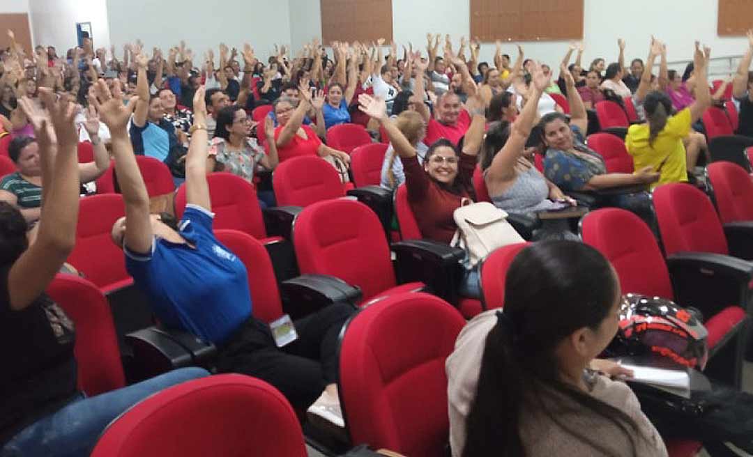 Professores de Cruzeiro do Sul entram em greve por tempo indeterminado