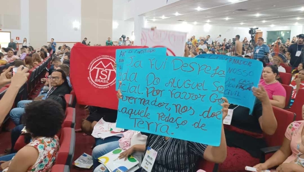 Em agenda de ministros no Acre, movimento sem teto protesta por políticas habitacionais