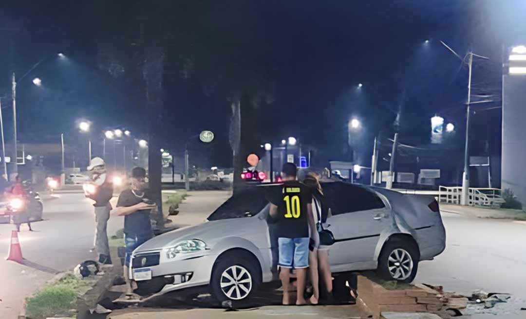 Motorista com suspeita de embriaguez capota veículo com mulher e filho na Via Chico Mendes