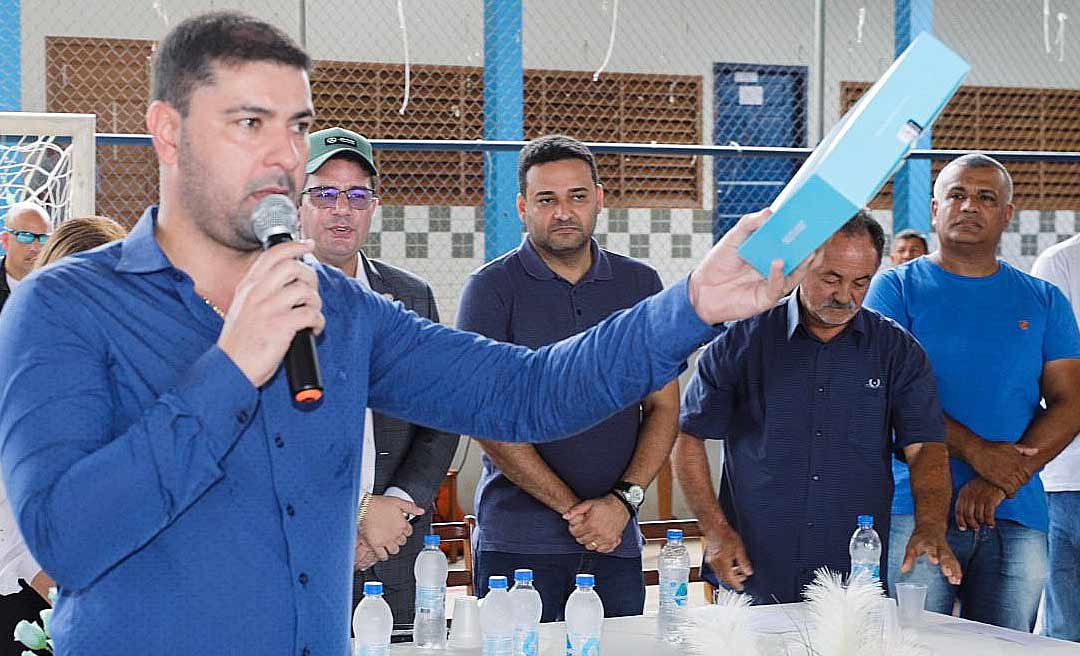 No Bujari, Nicolau participa da entrega de kits escolares para alunos da rede estadual