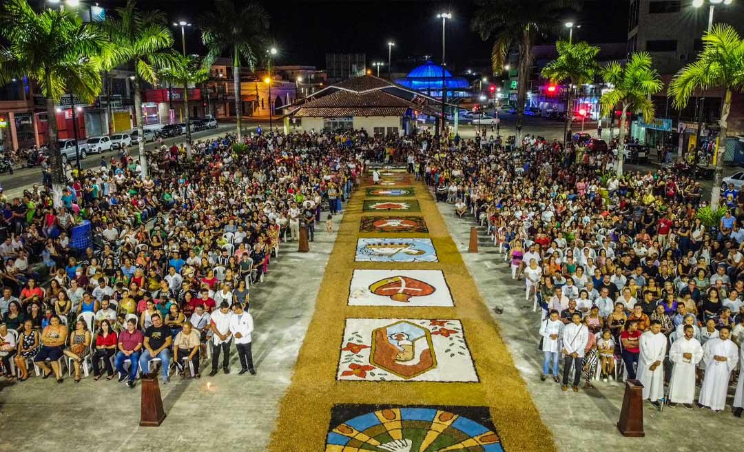 Missa de Corpus Christi é celebrada na praça Orleir Cameli com a presença de milhares de fiéis