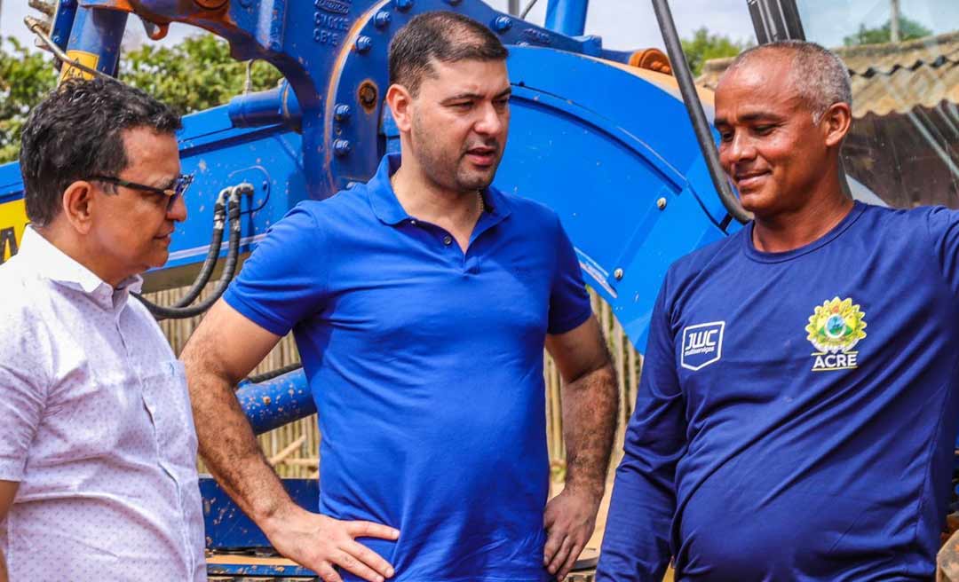 Gonzaga e Nicolau visitam obra de estrada que vai tirar ribeirinhos e produtores rurais do isolamento em Cruzeiro do Sul