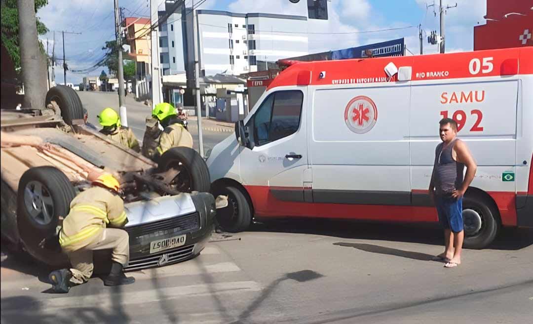 Carro capota em acidente próximo a praça do Juventus, em Rio Branco