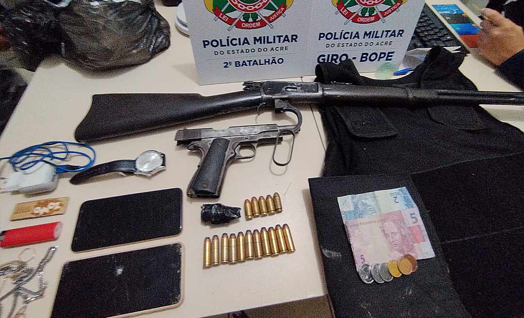 Dupla é presa com armas de fogo e colete balístico no bairro Belo Jardim, em Rio Branco