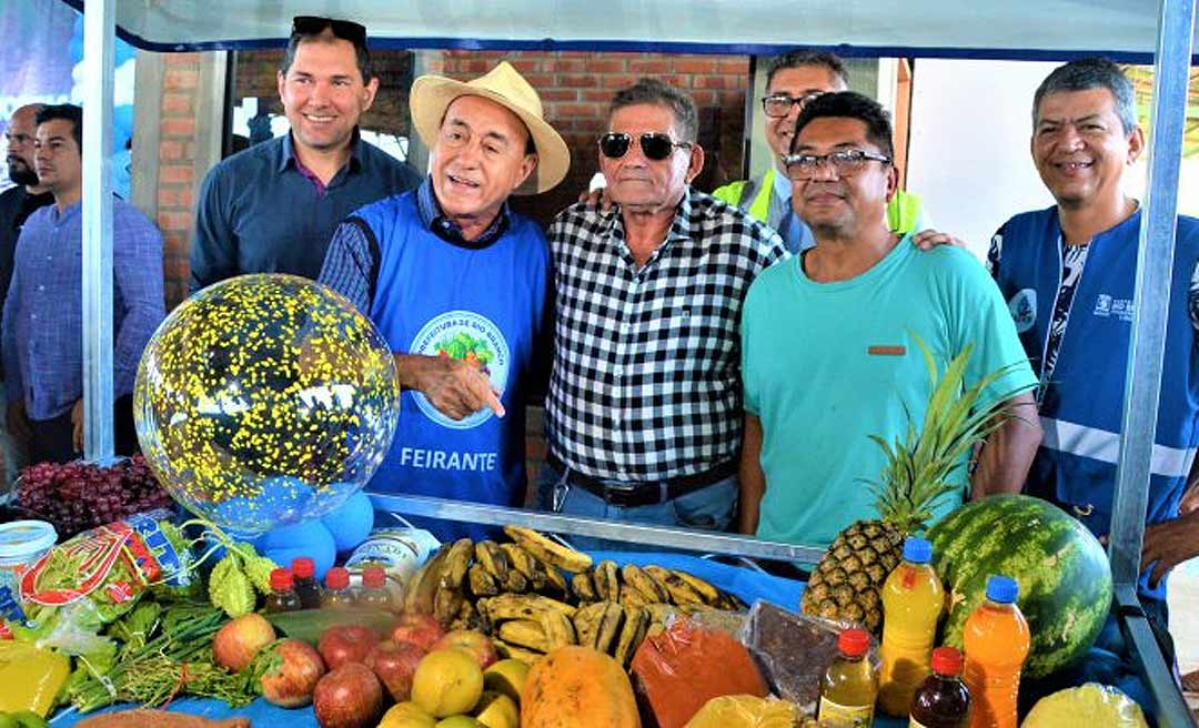 Prefeitura entrega bancas de feira, kits horta e anuncia linha de crédito para produtoras rurais