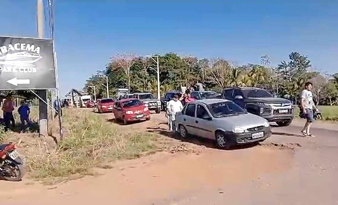 Produtores bloqueiam trecho da AC-90 pedindo melhorias em ramais da Transacreana