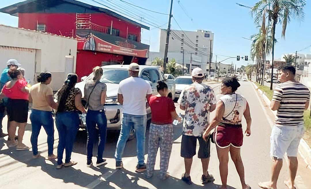 Ambulantes bloqueiam a Ceará em protesto contra a redução de vagas de trabalho na Expoacre