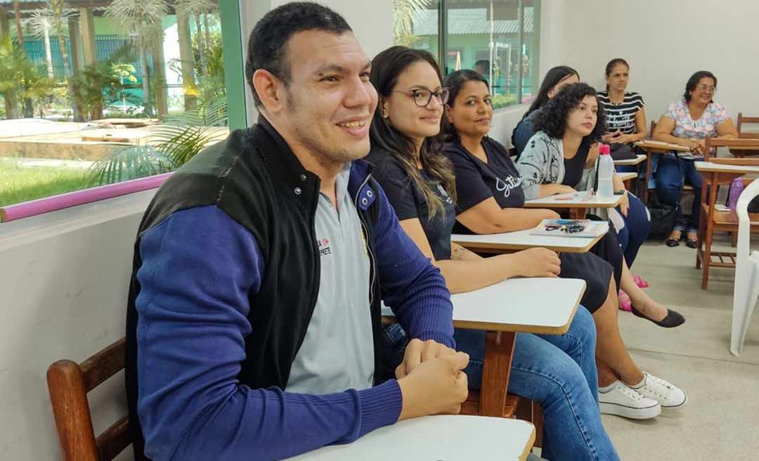 Centro de Apoio ao Surdo promove capacitação para professores tradutores de Rio Branco