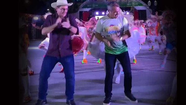 Gladson e Minoru dançam “eu quero me trepar no pé de coco” durante Arraial Cultural