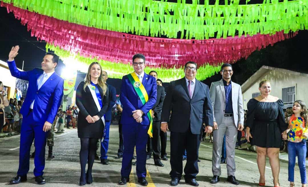 Em ato cívico para comemorar os 113 anos de Brasiléia, Gladson e Fernanda Hassem reforçam parcerias