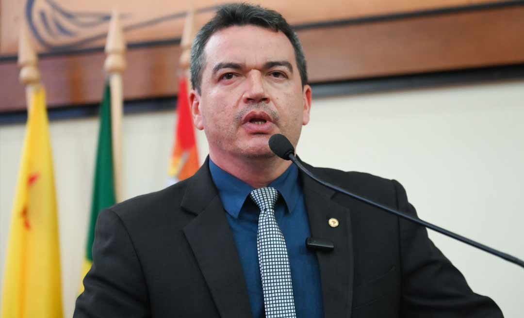 “O famoso mito nos abandonou, deixou a BR-364 abandonada”, diz o deputado estadual André Vale