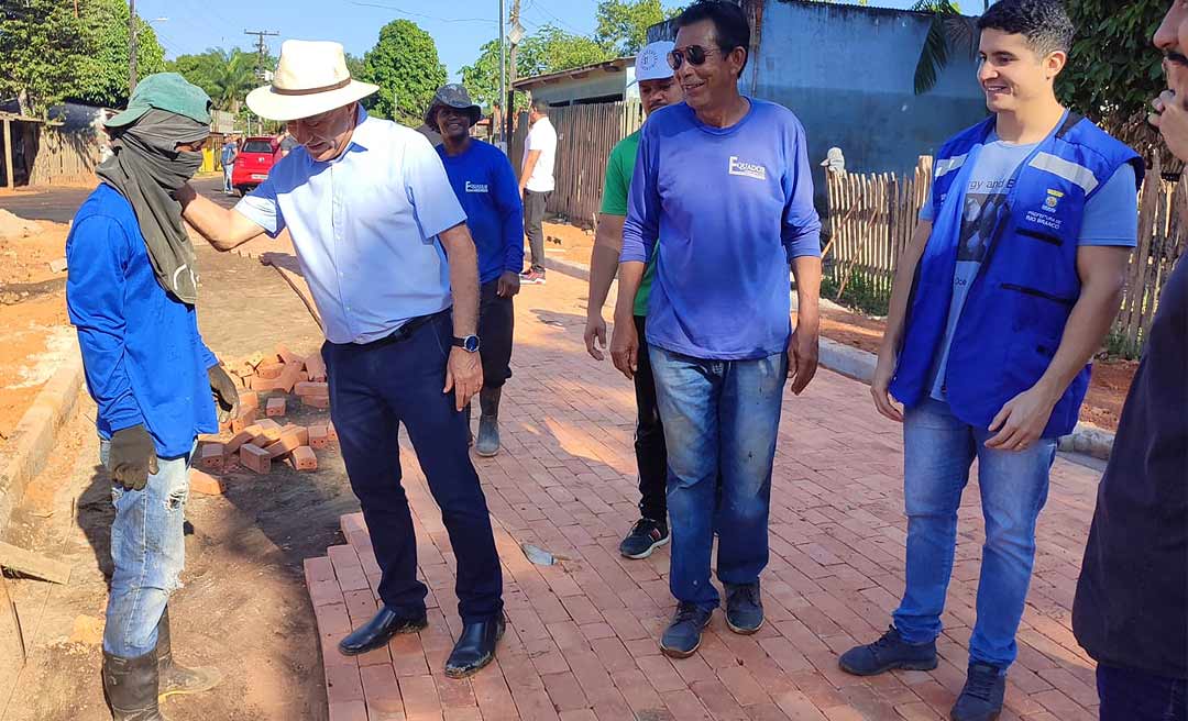 No Taquari, Bocalom vistoria ruas do programa Recupera Rio Branco