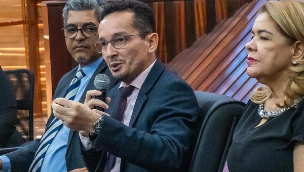 Adailton Cruz lidera debate convocação de aprovados em concurso público da Sesacre