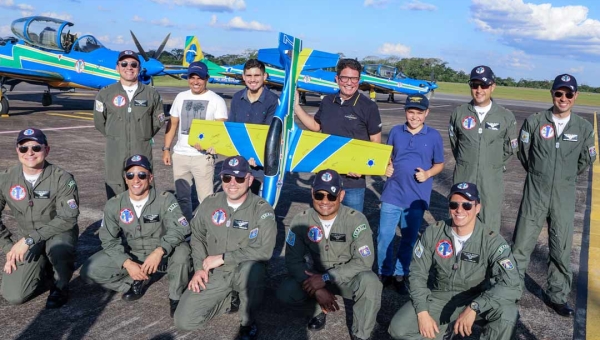 Pilotos da Esquadrilha da Fumaça são recepcionados pelo governador Gladson Cameli