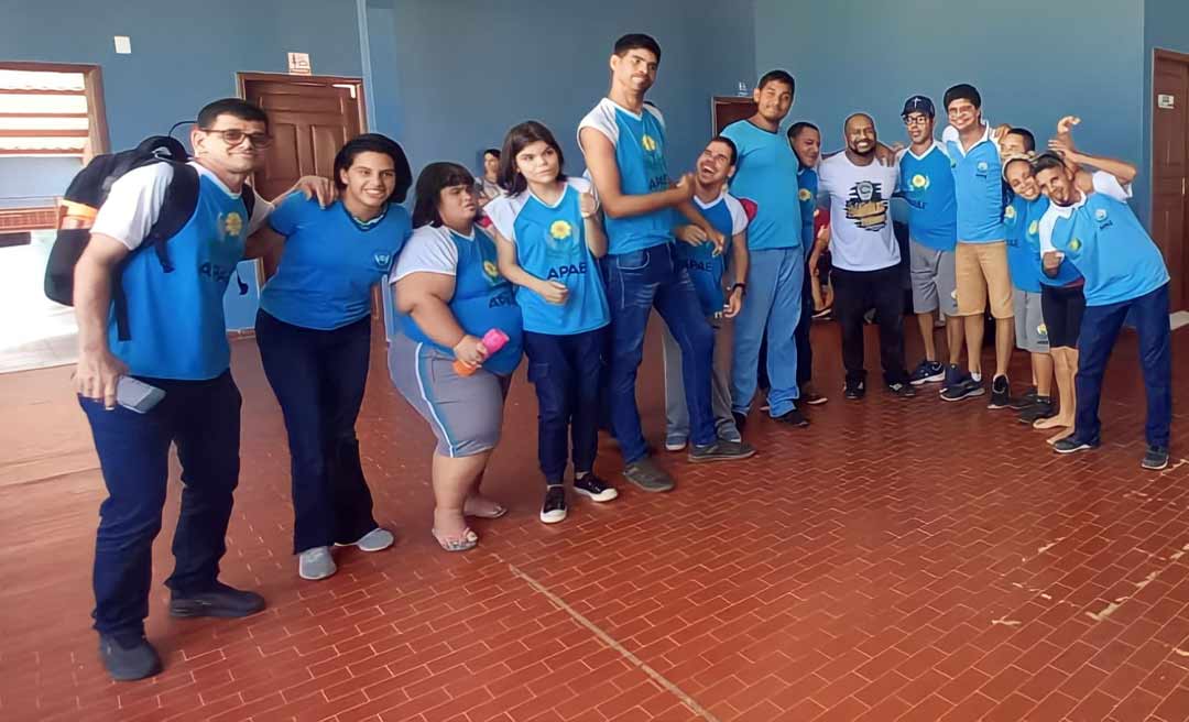 Alunos da Apae Rio Branco participam de aulas de capoeira na instituição de ensino especial