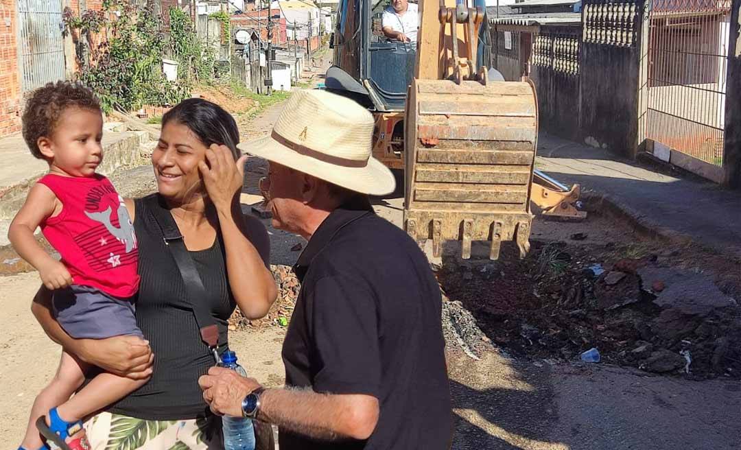 De volta às ruas, Bocalom visita obras no Doca Furtado