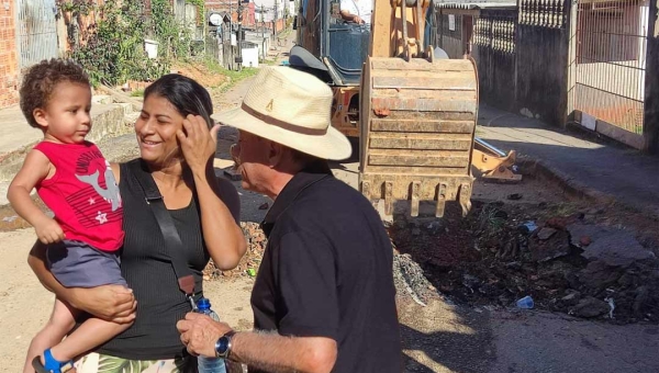 De volta às ruas, Bocalom visita obras no Doca Furtado