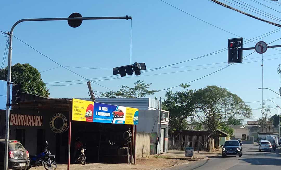 Por um fio: Semáforo quebrado põe em risco pedestres e motoristas no bairro São Francisco