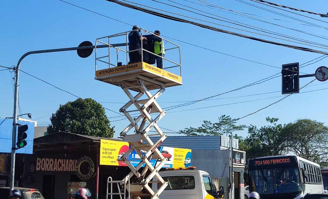 Após matéria no NH, servidores da RBTrans consertam semáforo no bairro São Francisco