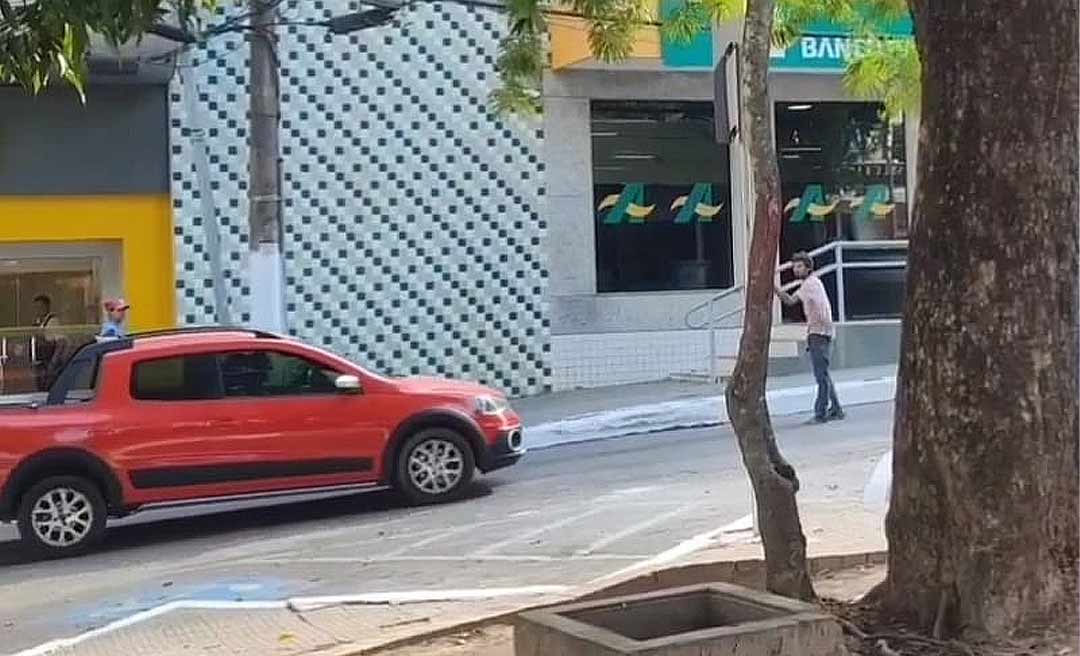 Pessoa em situação de rua quase agride motorista no Centro de Rio Branco