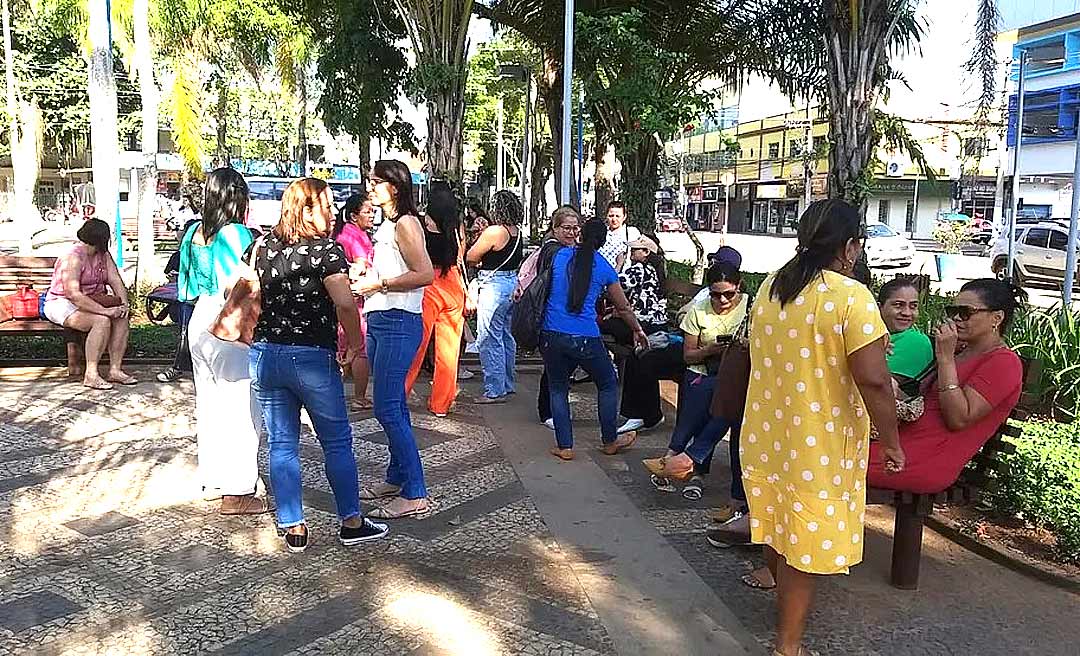 SEM DIÁLOGO: Servidores da Educação fazem protesto contra Bocalom na prefeitura