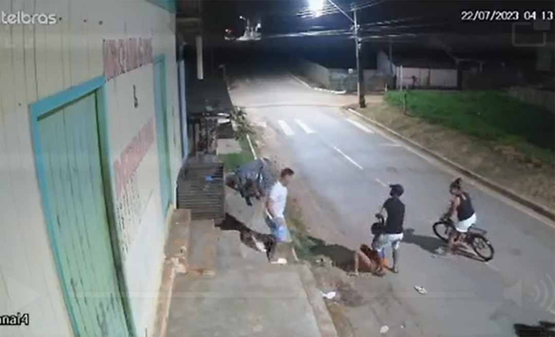 Jovem é covardemente espancada em Manoel Urbano ao tentar fugir de criminosos; Veja o vídeo