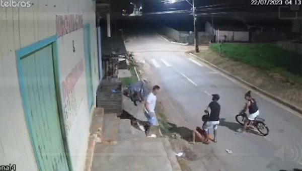 Jovem é covardemente espancada em Manoel Urbano ao tentar fugir de criminosos; Veja o vídeo