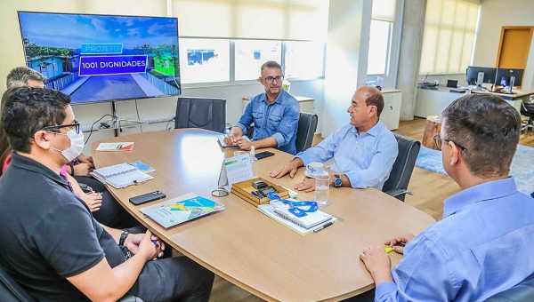 Prefeito apresenta Programa 1001 Dignidades ao Sebrae, em busca de parceria