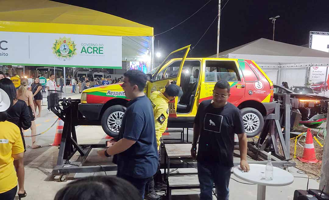 Detran apresenta simulador de capotamento e tombamento no estande da Expoacre