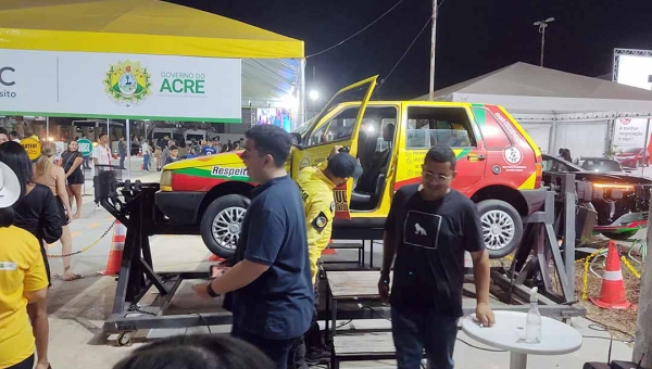 Detran apresenta simulador de capotamento e tombamento no estande da Expoacre