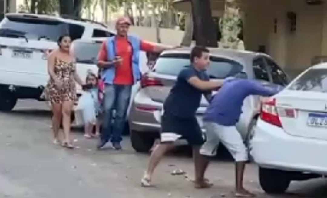 Motorista agride flanelinha após ser cobrado na Zona Azul no Centro de Rio Branco; veja o vídeo