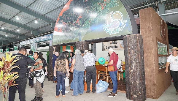 Cooperacre, Coopermóveis e Cooperfarinha marcam presença na maior feira de negócios do Acre