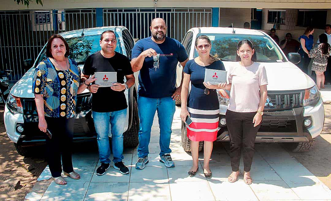 Prefeito Mazinho Serafim agradece Jéssica Sales e Gladson Cameli por caminhonetes e equipamentos para a prefeitura