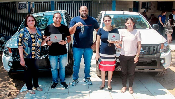 Prefeito Mazinho Serafim agradece Jéssica Sales e Gladson Cameli por caminhonetes e equipamentos para a prefeitura