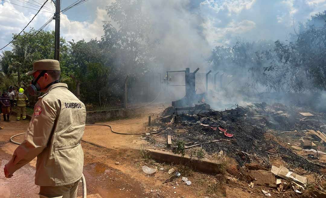 Incêndio atinge estação de tratamento de esgoto abandonada no Jardim Europa, em Rio Branco