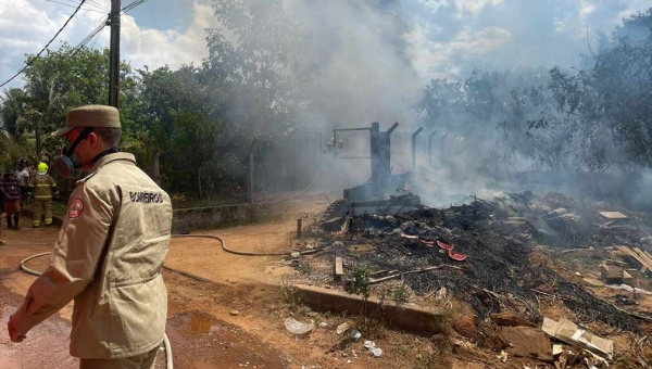 Incêndio atinge estação de tratamento de esgoto abandonada no Jardim Europa, em Rio Branco