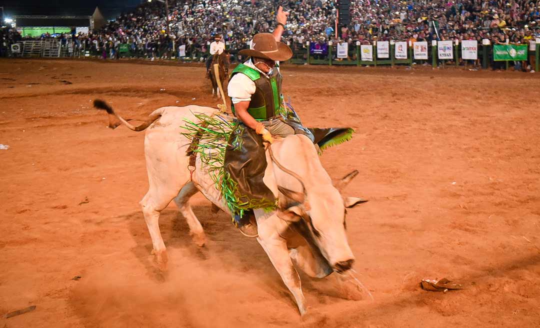 Com a arena lotada, acreano de Feijó se consagra campeão do rodeio da Expoacre